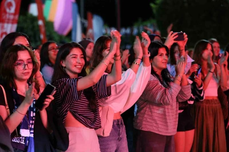 Alanya Alaaddin Keykubat Üniversitesi’nde düzenlenen Hoş Geldin Şenliği etkinliklerinden renkli görü