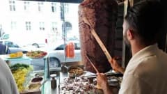 Almanya’da Türk döneri restoranında yaprak döner hazırlanırken görüntü