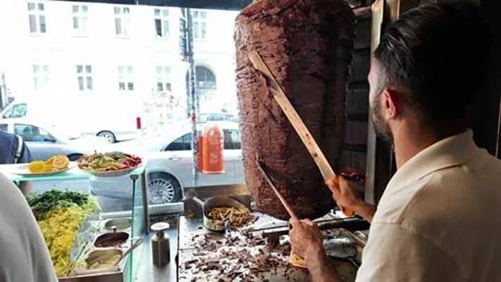 Almanya’da Türk döneri restoranında yaprak döner hazırlanırken görüntü