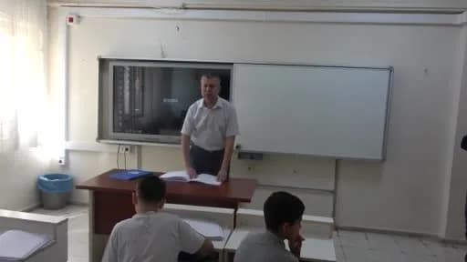Adana'da görme engelli öğrencilere ders veren öğretmen Alpay Şahin öğrencileriyle birlikte