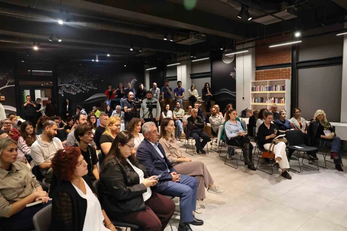 Nilüfer Belediyesi'nin düzenlediği Koza Buluşmaları'na konuk olan Alper Canıgüz, son romanı "Örümcek Burgacı" üzerinden