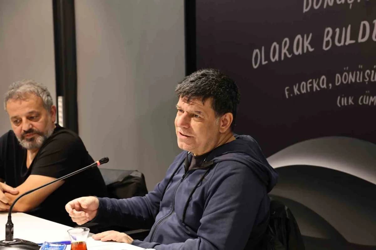 Nilüfer Belediyesi Koza Buluşmaları etkinliğinde Alper Canıgüz kitaplarını imzalarken