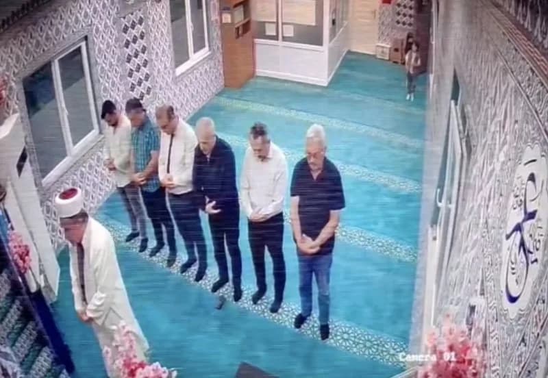 Trabzon'un Beşikdüzü ilçesinde 5 yaşındaki Altan Eftal Aksoy, Yaz Kur'an Kursu'nda kendisine Kur'an-ı Kerim öğreten İmam