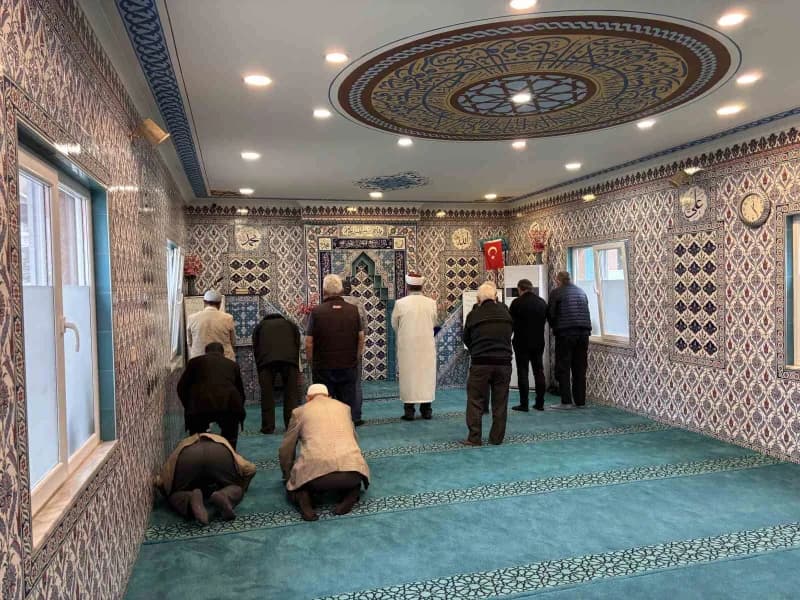 Trabzon'un Beşikdüzü ilçesinde 5 yaşındaki Altan Eftal Aksoy, Yaz Kur'an Kursu'nda kendisine Kur'an-ı Kerim öğreten İmam