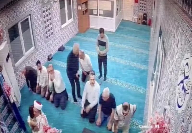 Trabzon Beşikdüzü Otogar Camii’nde 5 yaşındaki Altan Eftal Aksoy imam Mehmet Yaşar’a sarılırken