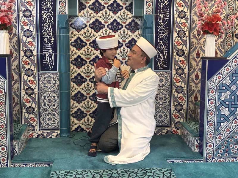 Trabzon'un Beşikdüzü ilçesinde 5 yaşındaki Altan Eftal Aksoy, Yaz Kur'an Kursu'nda kendisine Kur'an-ı Kerim öğreten İmam
