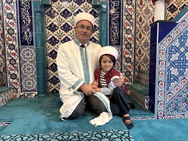 Trabzon'un Beşikdüzü ilçesinde 5 yaşındaki Altan Eftal Aksoy, Yaz Kur'an Kursu'nda kendisine Kur'an-ı Kerim öğreten İmam