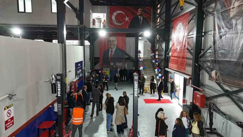 Tesis alanını gezen katılımcılar, Araç Bakım ve Onarım bölümleri ile teknik birimler hakkında yetkililerden bilgi aldı.