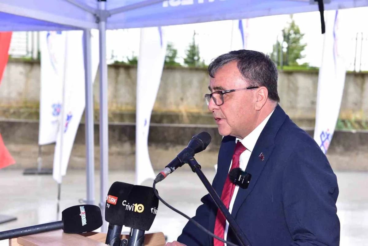Altıeylül Belediye Başkanı Hakan Şehirli, açılış töreninde konuştu.