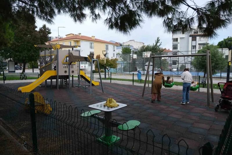 Altıeylül Belediyesi, çocukların güvenle oyun oynayabileceği, gençlerin spor yapabileceği ve aileler