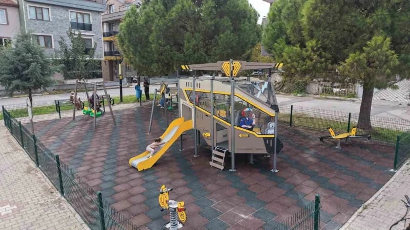 Altıeylül Belediyesi, çocukların güvenle oyun oynayabileceği, gençlerin spor yapabileceği ve aileler