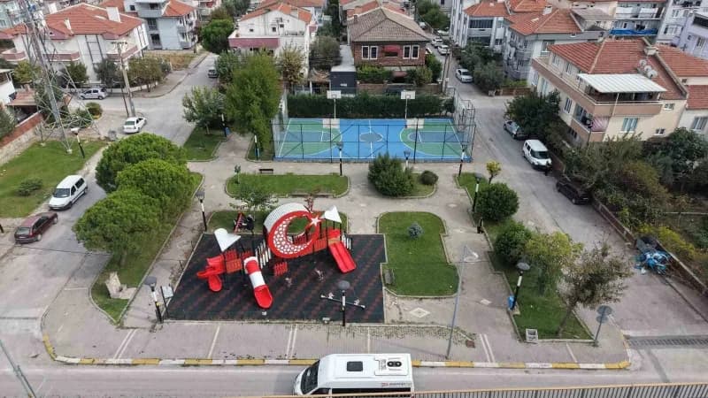 Altıeylül Belediyesi, çocukların güvenle oyun oynayabileceği, gençlerin spor yapabileceği ve aileler