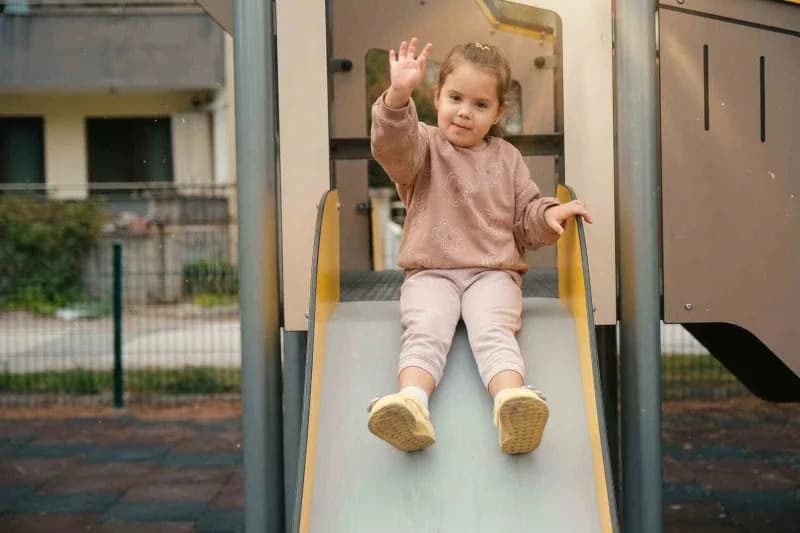Altıeylül Belediyesi, çocukların güvenle oyun oynayabileceği, gençlerin spor yapabileceği ve aileler