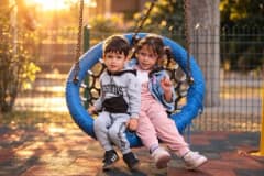 Altıeylül’de yenilenen parkta çocuk oyun alanları ve spor sahaları