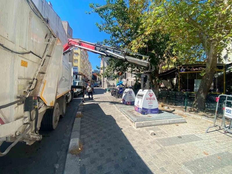 Altıeylül’de 40 yer altı konteyneri baştan aşağı yenilendi