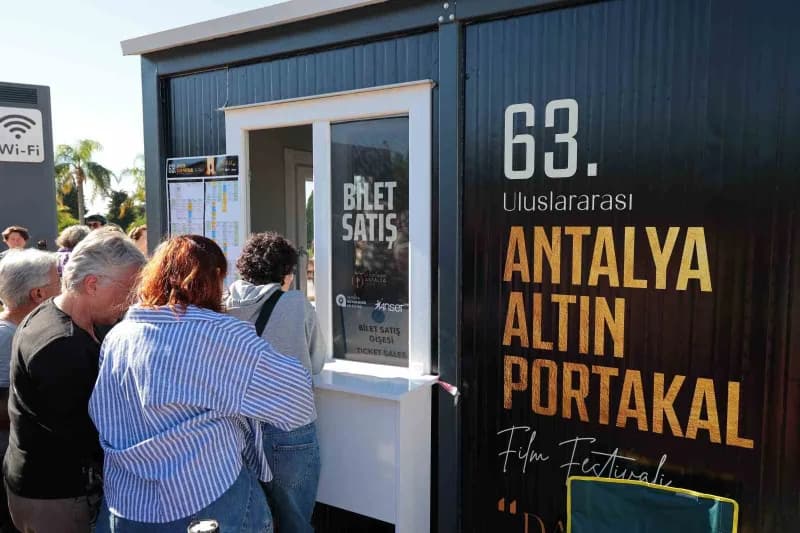 Biletlerini gişeden almak isteyen vatandaşlar ise Antalya Kültür Merkezi (AKM) önünde uzun kuyruklar
