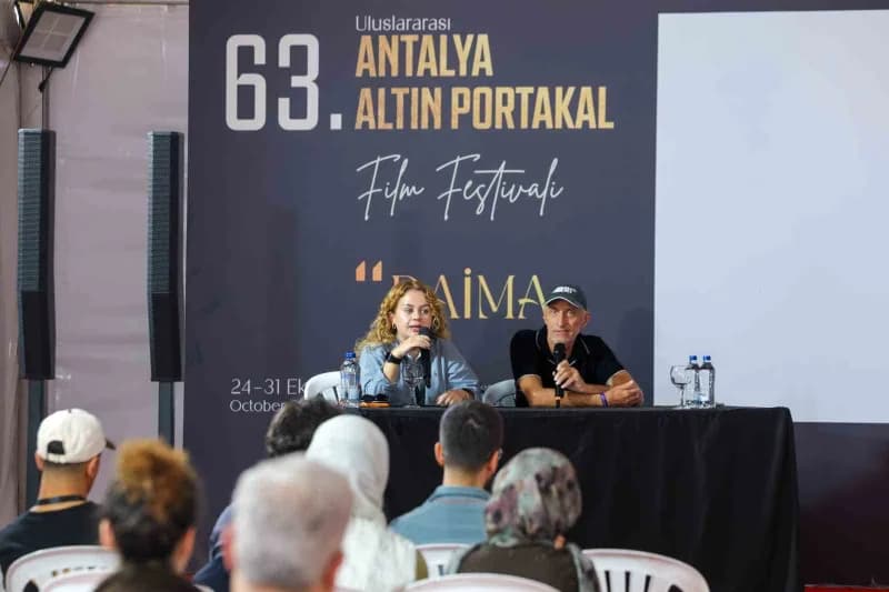 Altın Portakal Film Festivali’nde görüntü yönetmenliği ve senaryo söyleşisi sırasında konuşmacılar