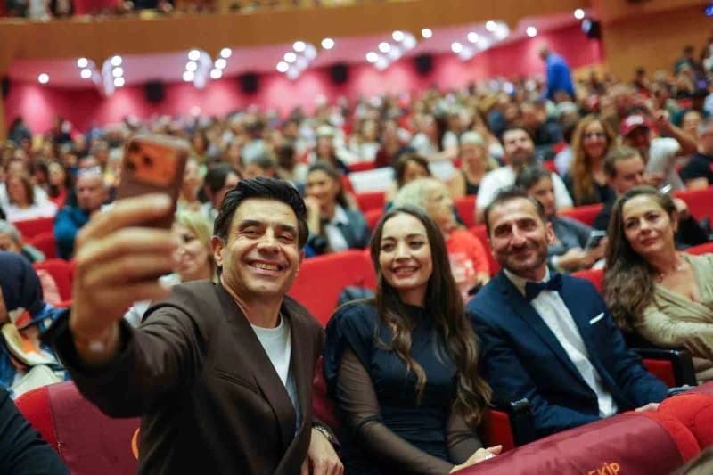 Altın Portakal heyecanında bugün de Ulusal Yarışma filmlerinden "Bir Anne Hakkında" ile "Ölü Arının