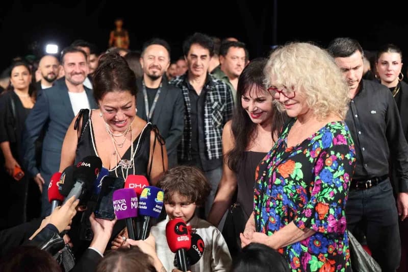 Bu yıl 63'üncüsü düzenlenen Uluslararası Antalya Altın Portakal Film Festivali'nin açılış töreni önc