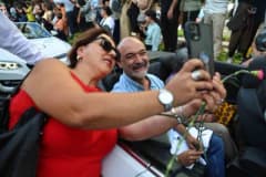 Uluslararası Antalya Altın Portakal Film Festivali kortejinde yürüyen ünlü sinema sanatçıları ve kal