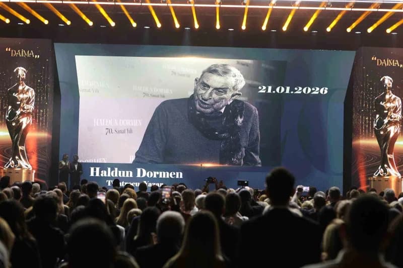 63'üncü Uluslararası Antalya Altın Portakal Film Festivali'nin açılış galasında oyuncular Menderes S