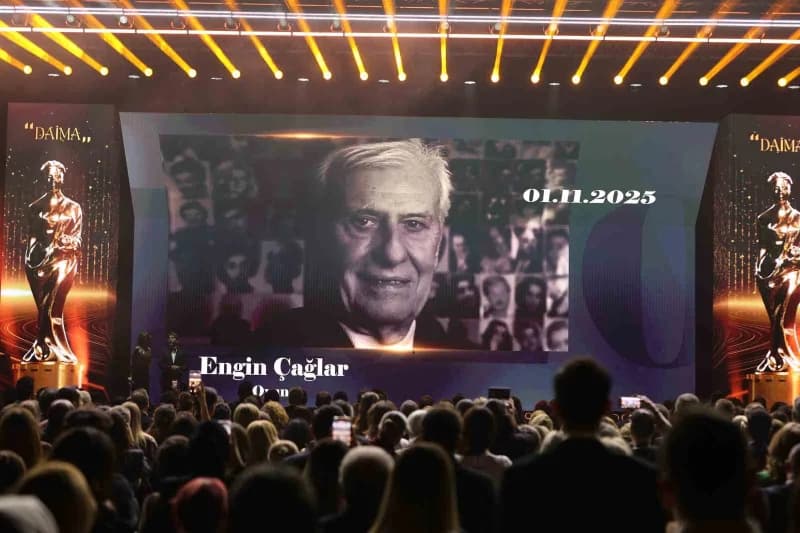63'üncü Uluslararası Antalya Altın Portakal Film Festivali'nin açılış galasında oyuncular Menderes S