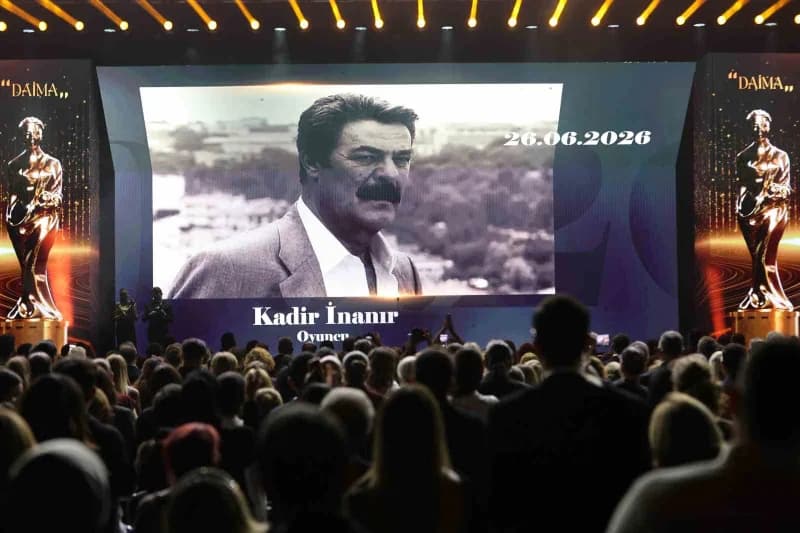 63'üncü Uluslararası Antalya Altın Portakal Film Festivali'nin açılış galasında oyuncular Menderes S