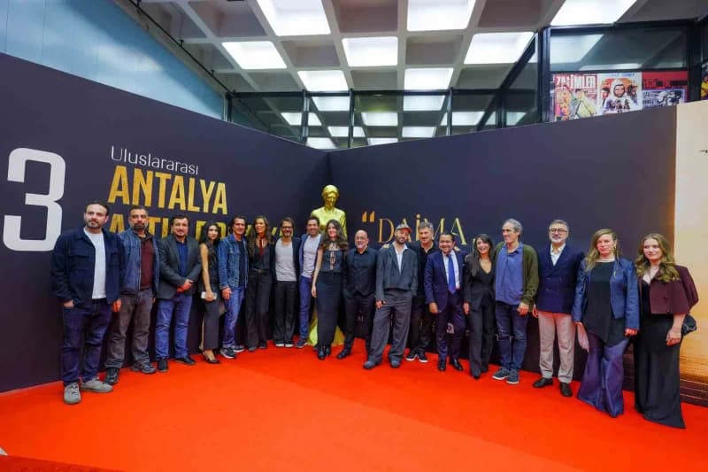 Altın Portakal Ulusal ve Uluslararası Uzun Metraj yarışmaları heyecanla sürüyor. En yeni yerli yapım