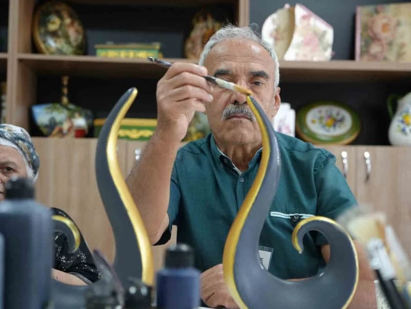 Gaziantep Beyhan Eruslu Aktif Yaşam Merkezi'nde alzaymır hastaları el sanatları eğitimi alıyor