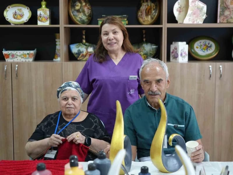 Gaziantep'te Beyhan Eruslu Aktif Yaşam Merkezi'nde El Sanatları Eğitmeni tarafından yürütülen eğitim programına katılan