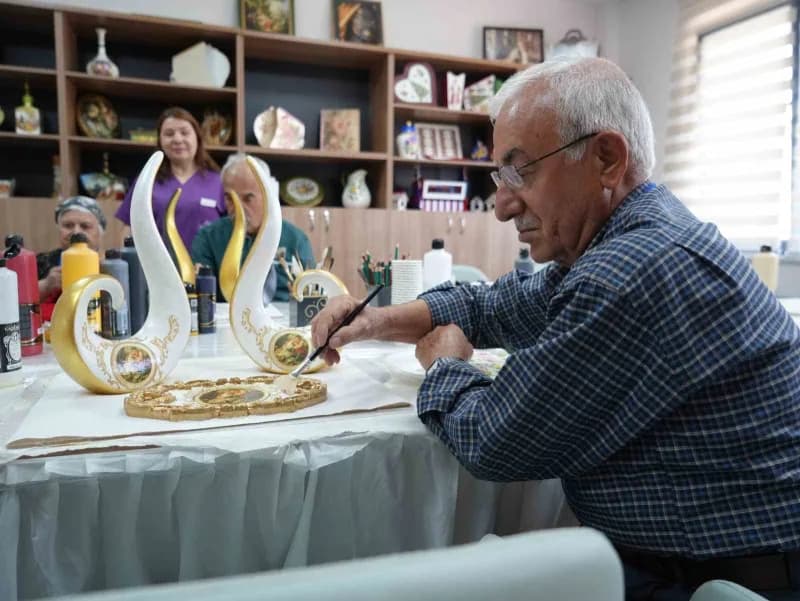 Gaziantep'te Beyhan Eruslu Aktif Yaşam Merkezi'nde El Sanatları Eğitmeni tarafından yürütülen eğitim programına katılan