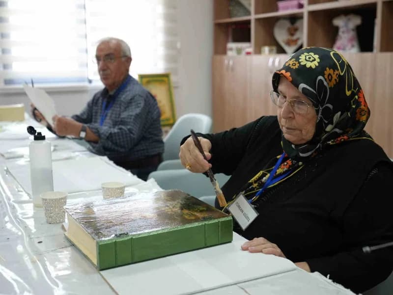Gaziantep'te Beyhan Eruslu Aktif Yaşam Merkezi'nde El Sanatları Eğitmeni tarafından yürütülen eğitim programına katılan