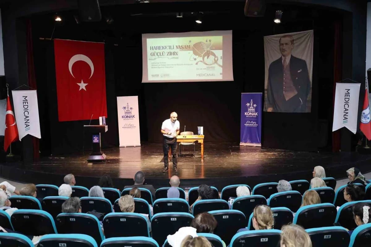 Alzheimer farkındalık söyleşisinde konuşan nöroloji uzmanı ve katılımcılar egzersiz yapıyor