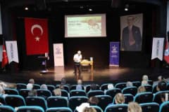 Alzheimer farkındalık söyleşisinde konuşan nöroloji uzmanı ve katılımcılar egzersiz yapıyor