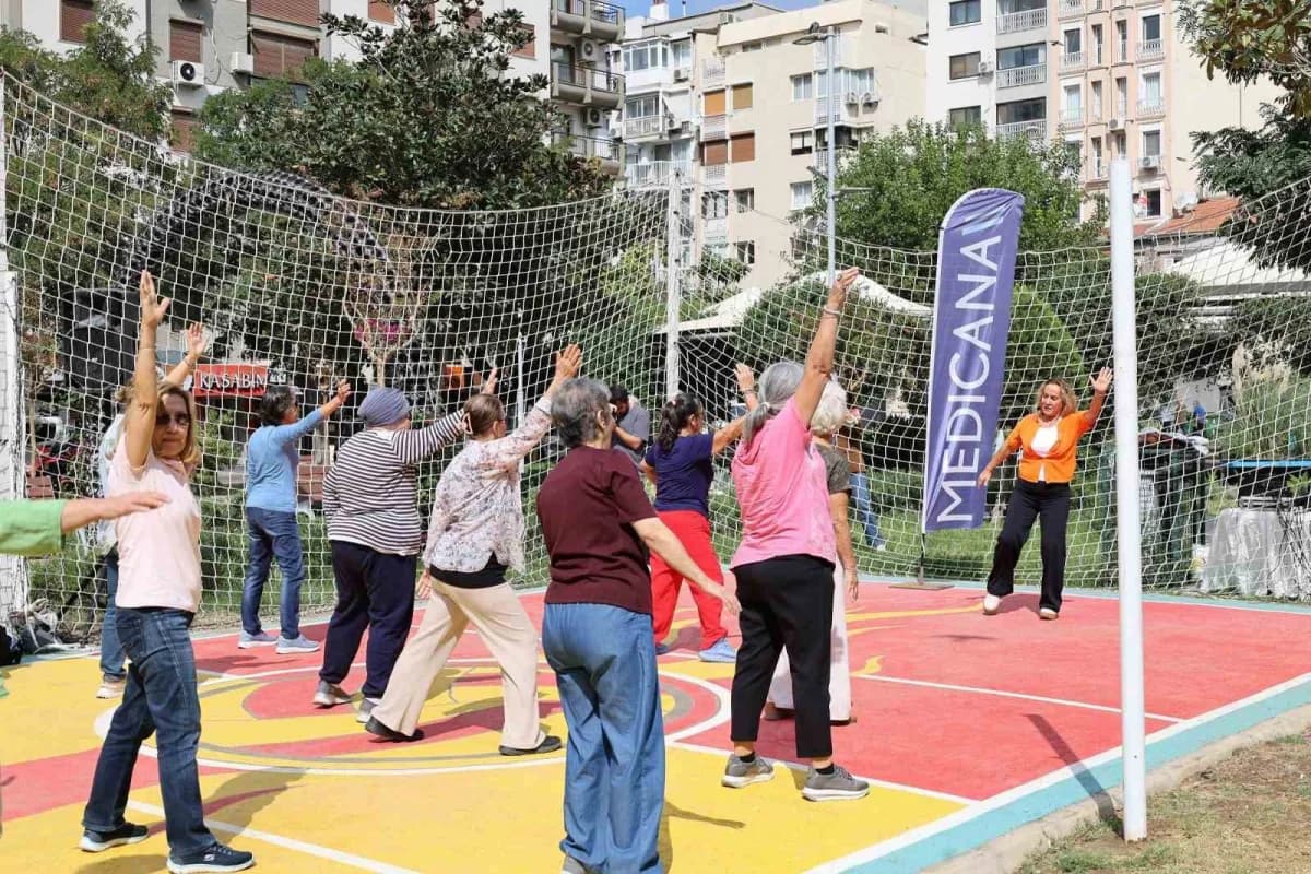 Söyleşi sonrası katılımcılar, Fuat Göztepe Parkı’nda basit egzersizler yaparak Güçlü bir Zihin için ilk adımı atmış oldu