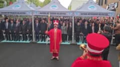 Kayseri Alzheimer Aktif Yaşam Merkezi açılış töreninde konuşan Memduh Büyükkılıç ve katılımcılar