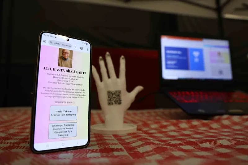 Kişiye özel hazırlanan QR, kişilerin el üstü, tırnak veya vücudunun görünün kısımlarına yerleştirilebildiği gibi dövmede