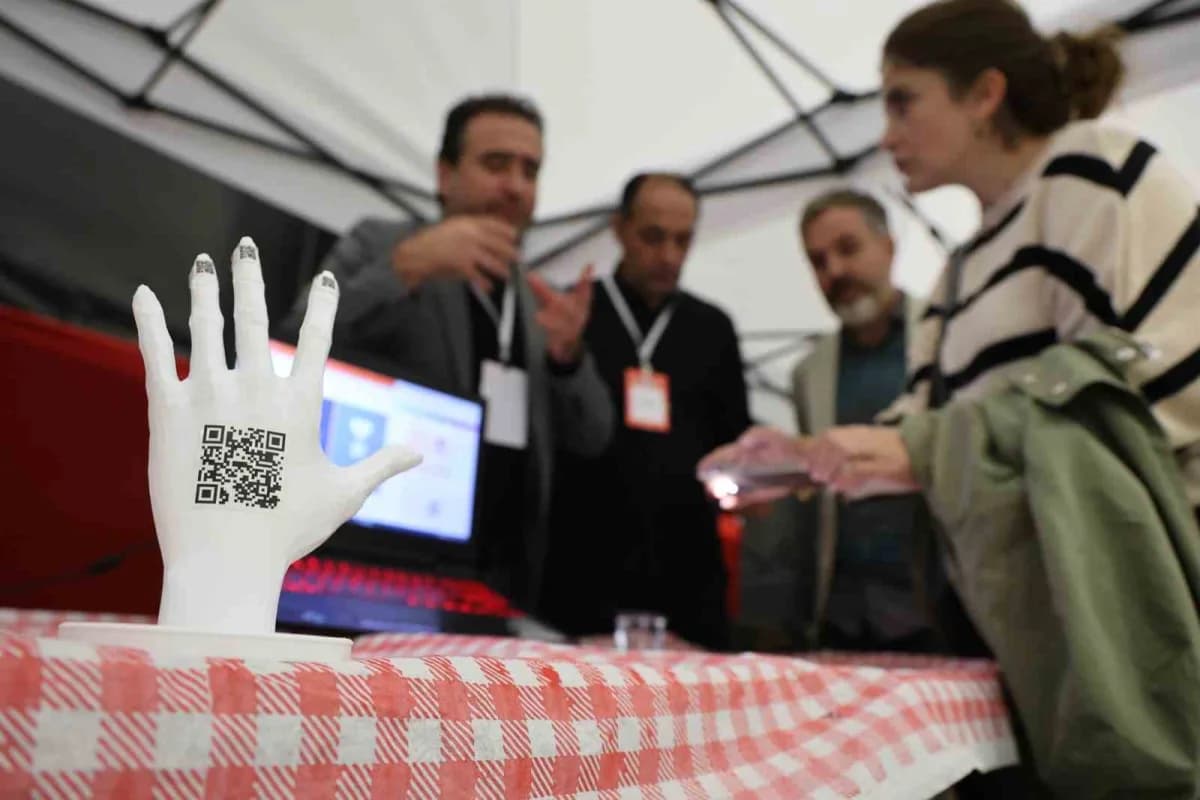 Elazığ'da lise öğrencileri tarafından geliştirilen Alzheimer hastalarına yönelik QR kodlu tanımlama sistemi