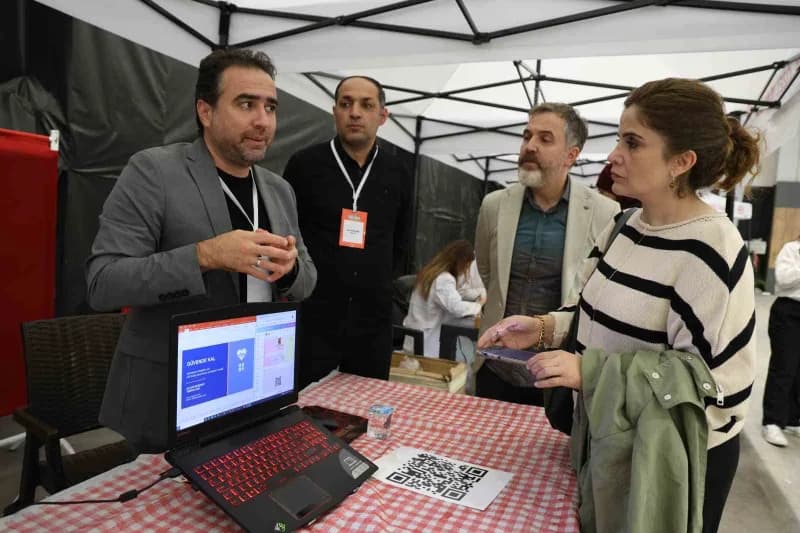 Ardından ekip, TÜBİTAK 4007 kapsamında "Güvende Kal: Alzheimer Hastaları İçin QR Kodlu Tanımlama Sistemi" adlı bir proje