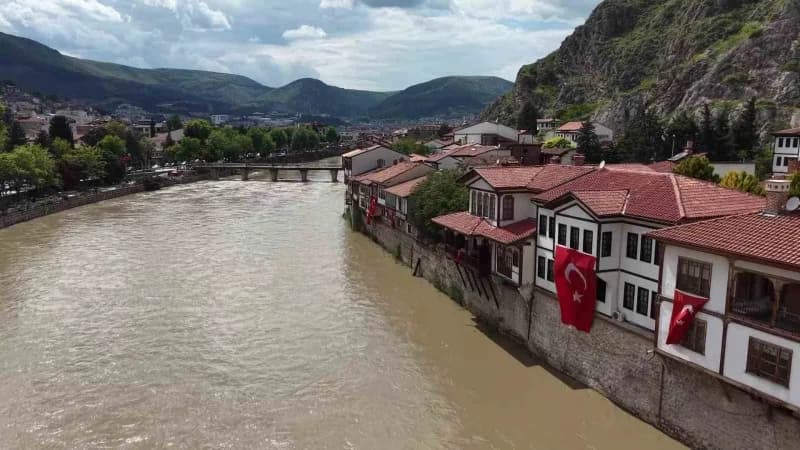 Başkaya, su kıyısında sıralandıkları için İstanbul Boğazı'ndaki yalılara olan benzerliğiyle dikkat çeken Yalıboyu evleri