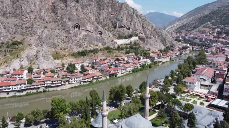 8 bin 500 yıllık tarihe sahip olup 14 medeniyete evsahipliği yapmış Amasya'ya gelen turistlerin ışık resitaliyle karşıla