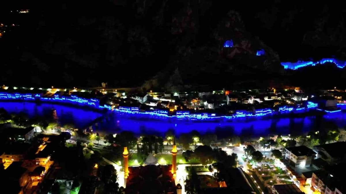 Amasya Harşena Dağı ve Yalıboyu Evleri gece ışıklandırmasıyla aydınlatılmış tarihi alan