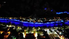 Amasya Harşena Dağı ve Yalıboyu Evleri gece ışıklandırmasıyla aydınlatılmış tarihi alan