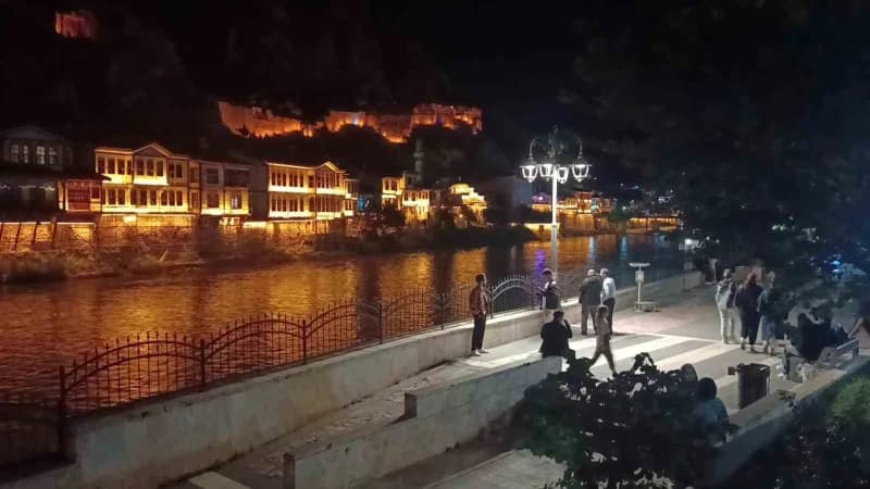 Hatice Yılmaz da aydınlatma projesi sayesinde Amasya'nın ve Yalıboyu Evlerinin güzelliğinin gece de görülebildiğini söyl