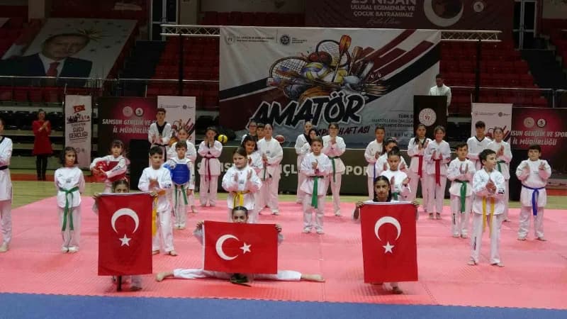 Etkinlikler yürüyüşün ardından halkoyunları, taekwondo, capoeira, cimnastik ve judo branşlarında çeşitli gösterilerle de