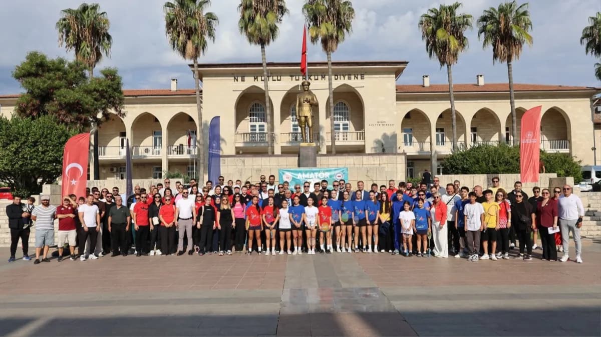 Mersin’de 5-15 Ekim Amatör Spor Haftası, Cumhuriyet meydanı’nda düzenlenen çelenk sunma töreniyle başladı.