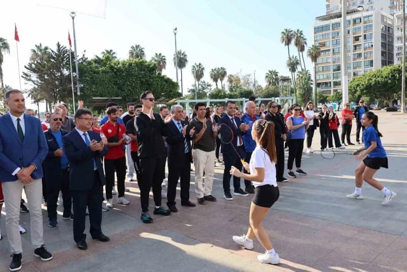 Mersin’de 5-15 Ekim Amatör Spor Haftası, Cumhuriyet meydanı’nda düzenlenen çelenk sunma töreniyle başladı.