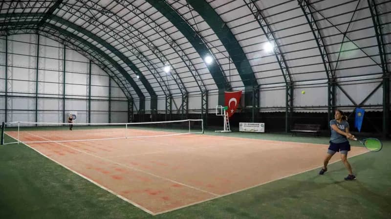 Diyarbakır’da düzenlenen 16. Amed Cup Tenis Turnuvası’nda sporcular kortta mücadele ediyor