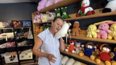 Düzce Akçakoca Tarihi Mahalle Pazarı’nda amigurumi oyuncaklar üreten Güler Kiremitçi dükkanında
