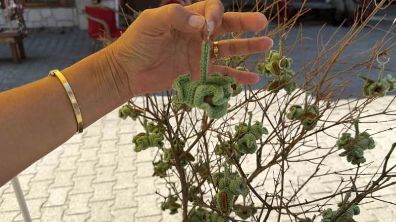 Sık iğne tekniğiyle içi doldurulmuş oyuncaklar üreten Güler Kiremitçi, mahalledeki çocuklara hediye hazırlamak için başl
